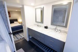 Un baño de Perfect Urban Sanctuary for 8 w Hot Tub near City Park