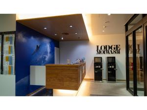 新雪谷的住宿－The Lodge Moiwa 834 - Vacation STAY 36151v，墙上有大标志的商店大堂