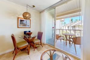 d'un balcon et d'une salle à manger avec une table et des chaises. dans l'établissement Islander on the Beach 361, à Kapaa