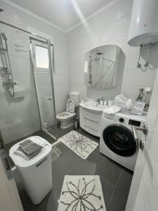 Ένα μπάνιο στο The White Apartment +11 φωτογραφίες