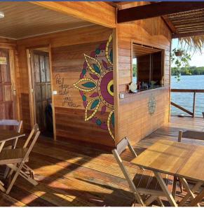 a dining room with a table and a mural on the wall at Casa Flutuante - Experiência única in Manaus