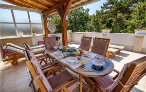 un tavolo e sedie sul patio di una casa di 2 Bedroom Beautiful Apartment In Rijeka a Fiume (Rijeka)