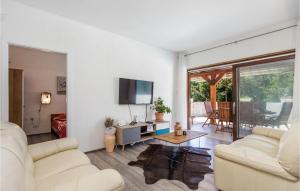 un soggiorno con 2 divani bianchi e una TV di 2 Bedroom Beautiful Apartment In Rijeka a Fiume (Rijeka)