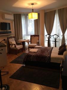 une chambre décorée sur le thème du zèbre avec un lit et un salon dans l'établissement Visoki Stevan Apartments, à Belgrade