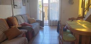 een woonkamer met een bank en een tafel bij villaislandia in Oropesa del Mar