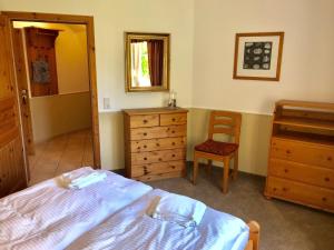 Un pat sau paturi într-o cameră la Ein-Steinwurf-zum-Ostseestrand-Ferienwohnung-Martha-mit-Terrasse