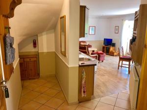 eine Küche und ein Wohnzimmer mit einer Arbeitsplatte in der Unterkunft Ein Steinwurf zum Ostseestrand: Ferienwohnung Martha mit Terrasse in Glowe