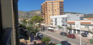 uitzicht op een straat in een stad met gebouwen bij villaislandia in Oropesa del Mar