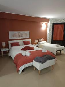 een slaapkamer met 2 bedden met rood en wit bij Villa Sant'Andrea in Trecastagni