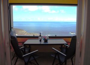 una mesa y sillas con vistas al océano en Casa Sol y Mar, en Garachico