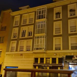un gran edificio con ventanas laterales en Apartamento El Mirador, en Villaviciosa