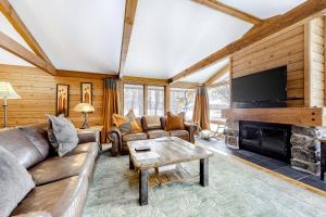 uma sala de estar com um sofá e uma lareira em Golf Creek12 em Teton Village