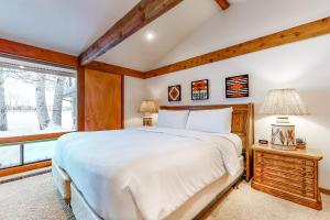 um quarto com uma cama grande e uma janela em Golf Creek 32 em Teton Village
