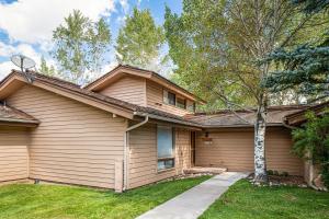 una casa con un albero di fronte di Golf Creek 32 a Teton Village