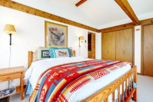 ein Schlafzimmer mit einem großen Bett mit einer bunten Decke in der Unterkunft The Director's Cabin in Teton Village