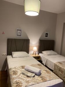 Habitación con 2 camas y toallas. en No Problem Pansiyon & Alkaya en Tekirdağ