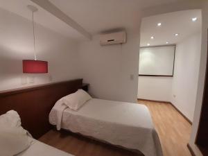 Łóżko lub łóżka w pokoju w obiekcie Coronado Hotel
