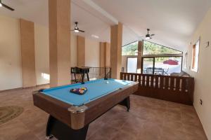 a pool table in the middle of a room at CASA RURAL BIENVENIDA in Cuatretondeta