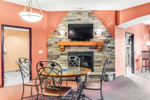 - un salon avec une cheminée en pierre, une table et des chaises dans l'établissement Chula Vista 2519, à Wisconsin Dells
