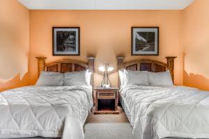 due letti uno accanto all'altro in una stanza di Chula Vista 2519 a Wisconsin Dells