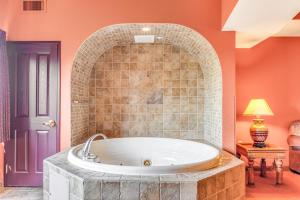 un ampio bagno con vasca in una stanza di Chula Vista 2519 a Wisconsin Dells Altre 11 foto