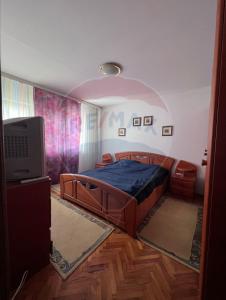 una camera da letto con un letto e una TV a schermo piatto di NEVERSEA beachfront 2 bedroom apartament a Constanţa