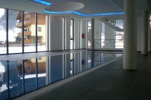 ein großes Gebäude mit einem Pool in der Mitte eines Gebäudes in der Unterkunft Daniela 10 by SMR Rauris Apartments - inc Spa and National Summercard - near Gondola in Rauris