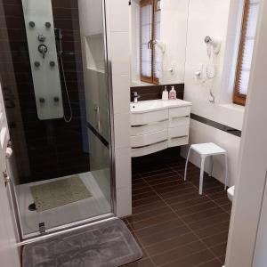 A bathroom at Apartamenty Pod Magnolią
