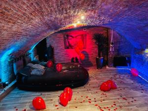 Zimmer mit einem Bett mit roten Lichtern und Ballons in der Unterkunft loveroom21 in Valenciennes