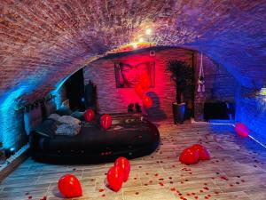 Cette chambre comprend un lit avec des lumières rouges et des ballons. dans l'établissement loveroom21, à Valenciennes