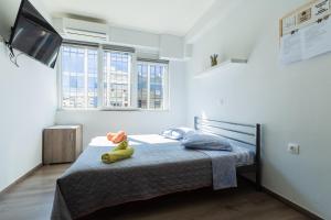 ein Schlafzimmer mit einem Bett mit einem Teddybär drauf in der Unterkunft Modiano Studio ΙΙΙ By Socrates Junior Houses in Thessaloniki