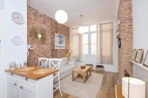 uma cozinha e sala de estar com uma parede de tijolos em BHost - NIño Guevara em Málaga