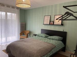Posteľ alebo postele v izbe v ubytovaní Studio calme dans une belle résidence avec piscine • Parking • WiFi + 1 fotografia