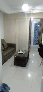 ein Wohnzimmer mit einem Sofa und einem Couchtisch in der Unterkunft Jazz Residences by Destina Stays, Makati, Metro Manila in Manila
