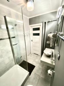 La salle de bains est pourvue d'une douche, de toilettes et d'un lavabo. dans l'établissement Platinum Apartment przy plaży, z parkingiem, z dużym balkonem, à Sopot
