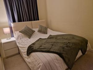 Un dormitorio con una cama grande con almohadas. en Lovely One Bed Apartment in Guildford en Guildford