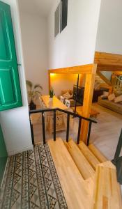 Cette chambre comprend un bureau et une table. dans l'établissement Mezzanine 4 Faro, à Faro