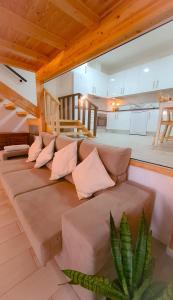 Cette chambre dispose d'un grand canapé et d'oreillers. dans l'établissement Mezzanine 4 Faro, à Faro 23 autres photos