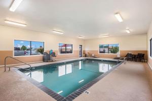 a large swimming pool in a hotel room at Best Western Mount Pleasant Inn in Mount Pleasant