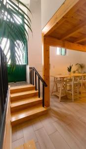 - un escalier dans une maison avec une table et une salle à manger dans l'établissement Mezzanine 4 Faro, à Faro