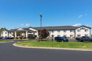 Best Western Lawrenceburg Inn في Lawrenceburg: مبنى كبير به سيارات تقف في موقف للسيارات