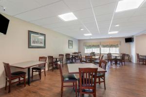 a dining room with tables and chairs at Best Western Lawrenceburg Inn in Lawrenceburg