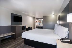 Habitación de hotel con cama y teléfono en SureStay Hotel by Best Western Ukiah, en Ukiah