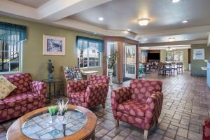 a lobby with couches and a table and chairs at SureStay Hotel by Best Western Ukiah in Ukiah
