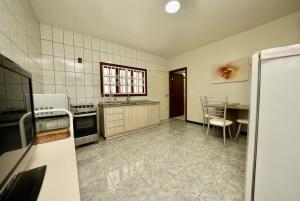 una cocina con fregadero y mesa. en Apartamento Vera, en Florianópolis
