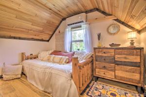 En eller flere senge i et værelse på Unique Maine Log Cabin with Trout Ponds and Sauna!