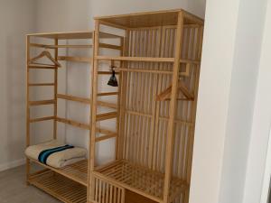 - une étagère en bois avec un coussin dans l'établissement Torreira Vacation Homes - Sea House, à Torreira