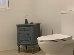 - une salle de bains avec une armoire bleue à côté des toilettes dans l'établissement Torreira Vacation Homes - Sea House, à Torreira