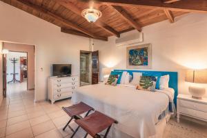 Postel nebo postele na pokoji v ubytování Cabin style villa at casa de campo w private pool and gorgeous landscape