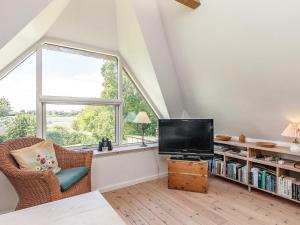 a living room with a flat screen tv and a window at Charming Renovated Cottage - By Traum Ferienwohnungen in Humble +19 photos